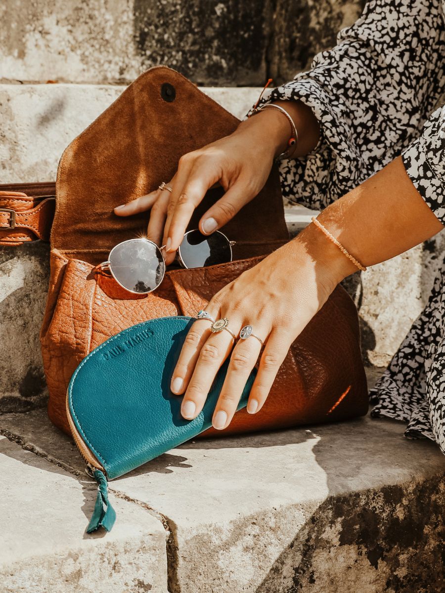 foto-vista-posteriore-portafoglio-in-pelle-da-donna-blu-leportefeuille-manon-blu-piscina-paul-marius-m32-blu