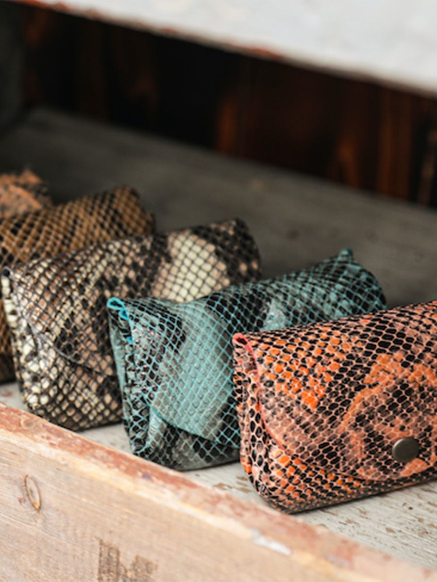 foto-portafoglio-in-mano-portamonete-in-pelle-kaki-legustave-python-kaki-paul-marius-glp-p-k