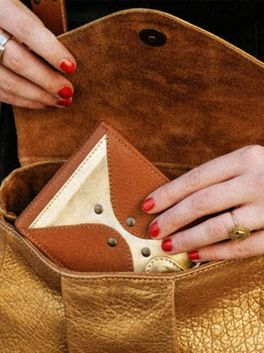 foto-materiale-borsa-a-tramoggia-in-pelle-paulmarius-dorata-suzon-m-dorata-paul-marius-w25m-g
