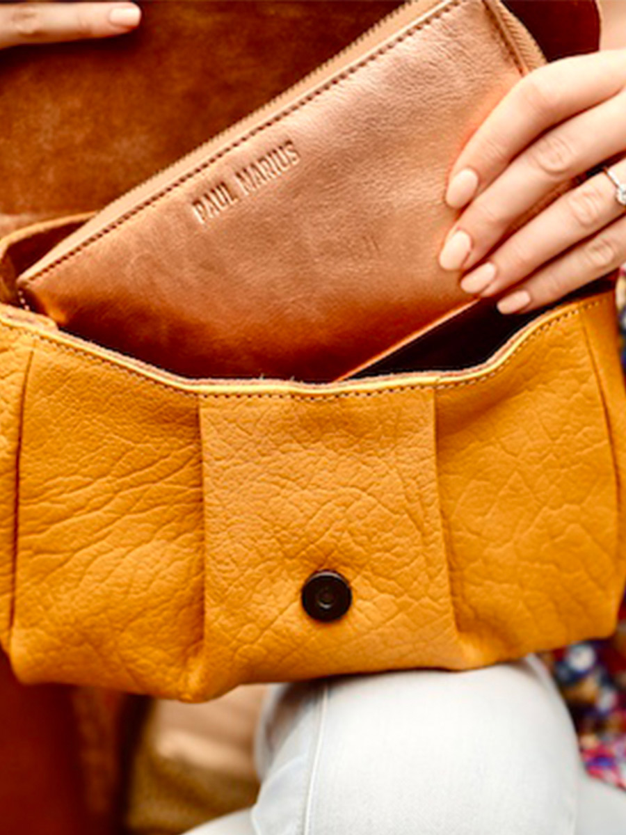 foto-interno-borsa-a-tramoggia-in-pelle-paulmarius-giallo-suzon-m-safran-paul-marius-w25m-y