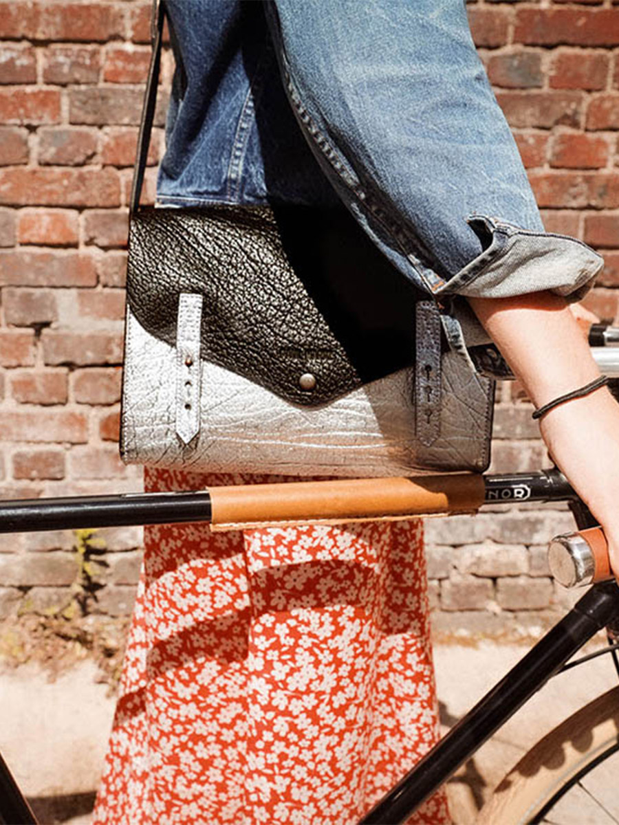 foto-interno-borsa-a-tramonto-in-pelle-donna-argento-nero-lindispensable-argento-nero-paul-marius-w08-s-b