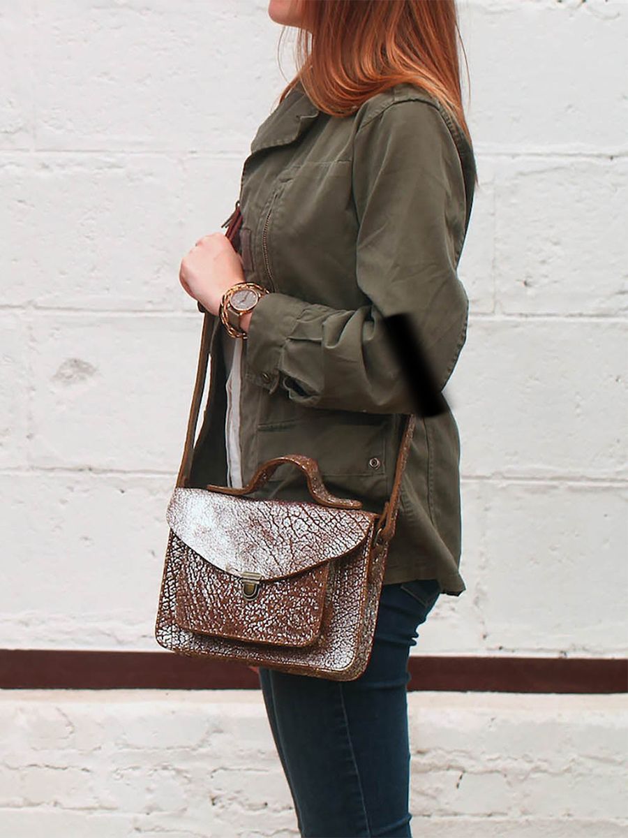 foto-vista-laterale-borsa-a-tramonto-in-pelle-donna-argento-mademoiselle-george-ambra-argento-paul-marius-w05-bs