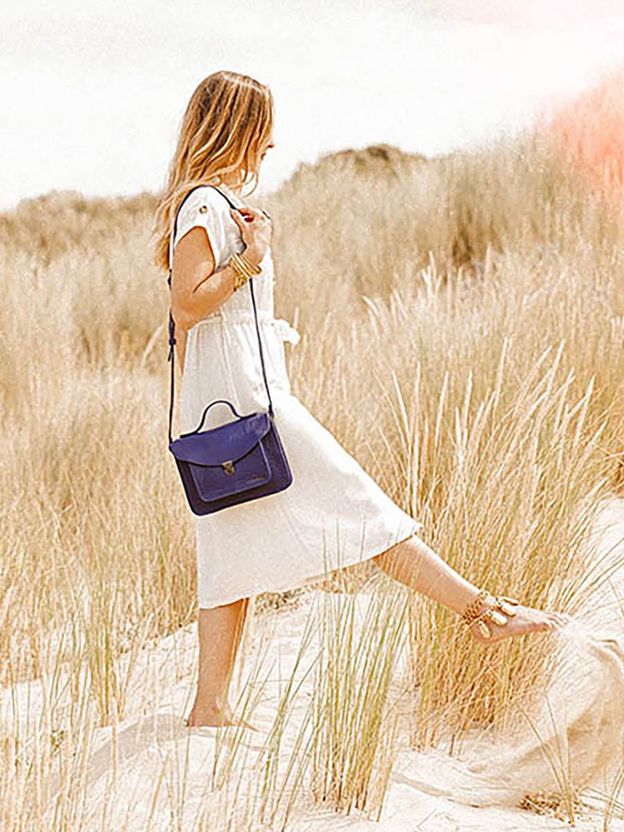 foto-vista-frontale-borsa-a-tramonto-in-pelle-donna-blu-mademoiselle-george-blu-egiziano-paul-marius-w05-egb