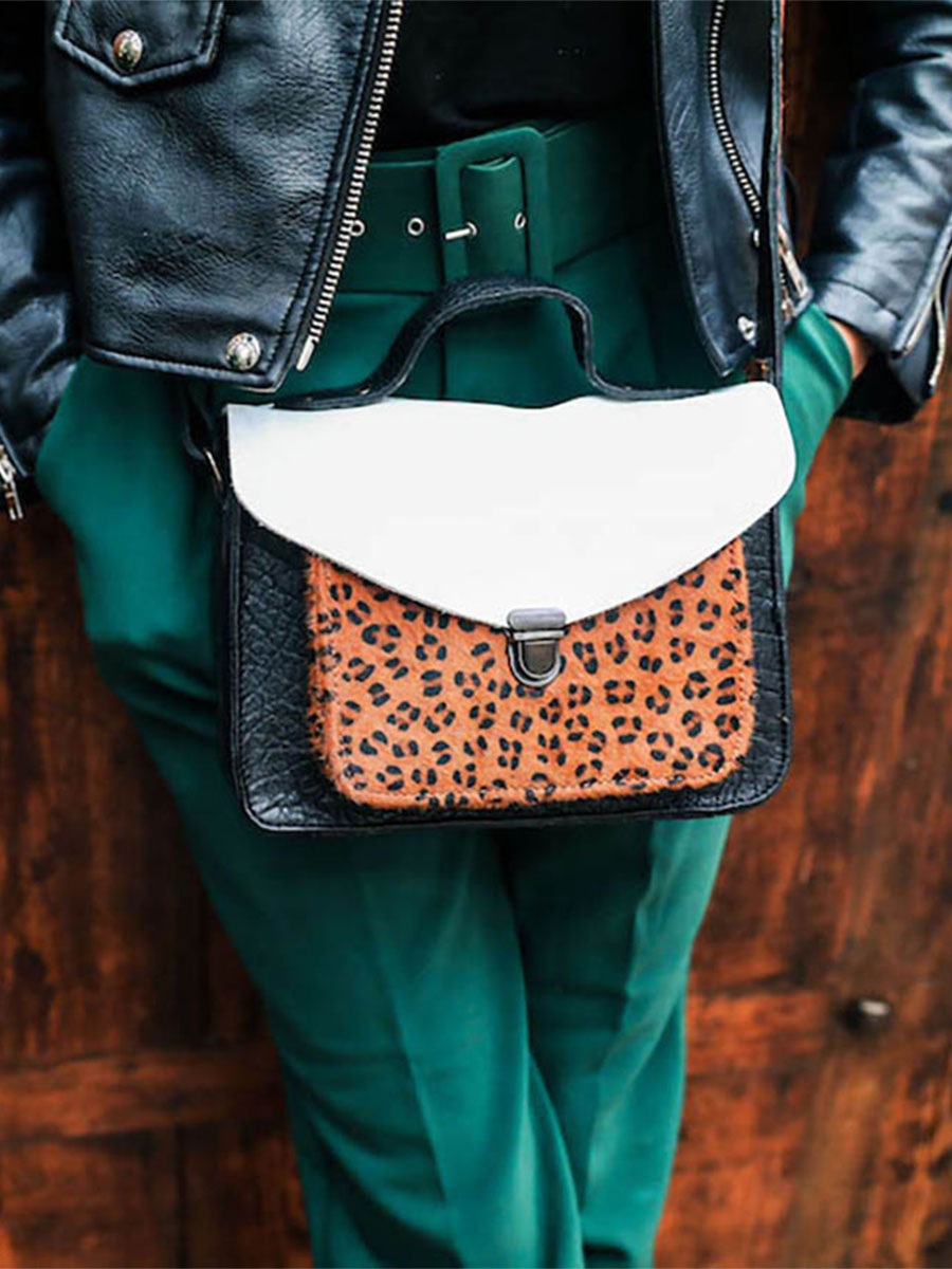 foto-vista-posteriore-borsa-a-tramoggia-in-pelle-donna-nero-bianco-mademoiselle-george-leopard-nero-bianco-paul-marius-w05-lp-b-w