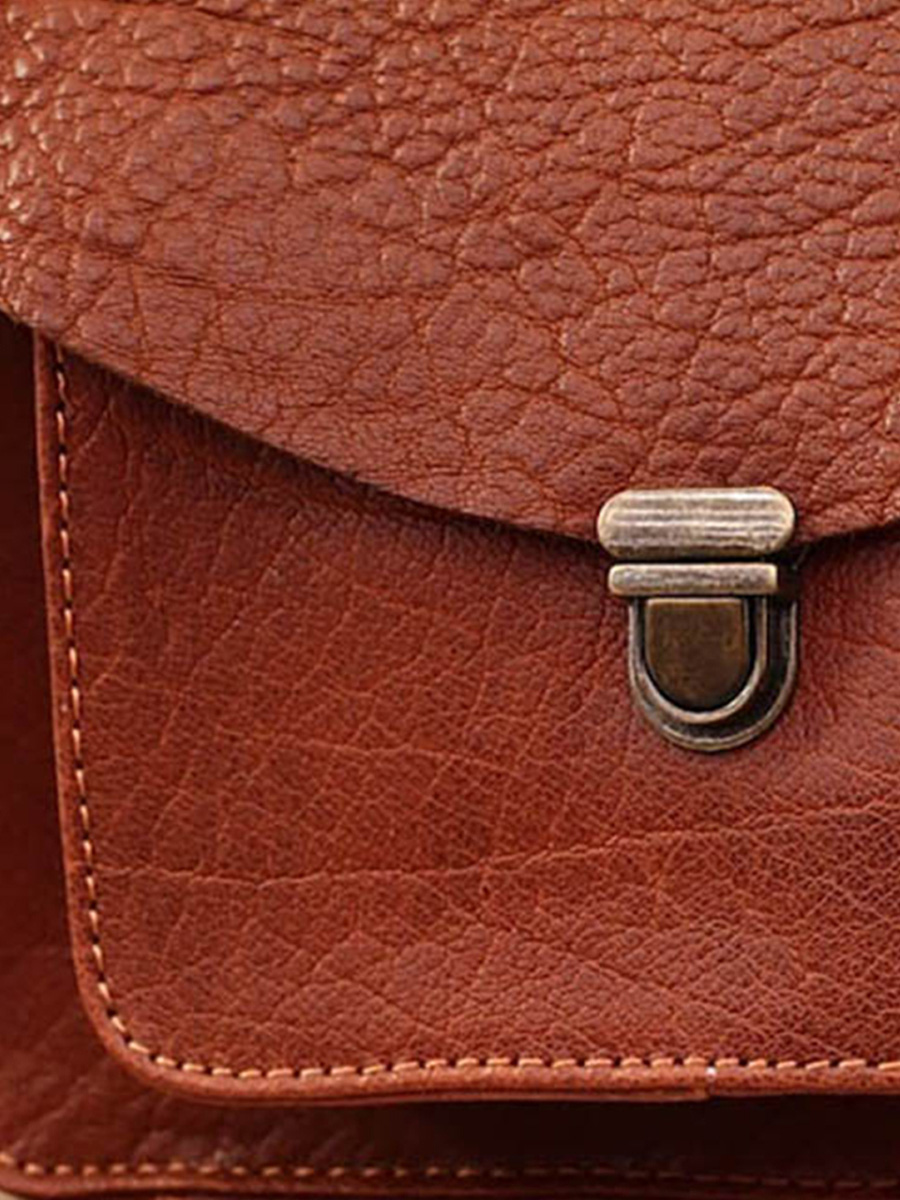 foto-indossata-borsa-a-tramonto-in-pelle-da-donna-marrone-mademoiselle-george-naturale-paul-marius-w05-l