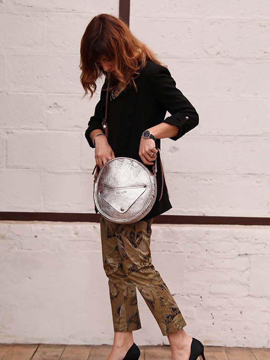 foto-vista-frontale-borsa-a-tramonto-in-pelle-donna-argento-lecrin-ambra-argento-paul-marius-w15-bs