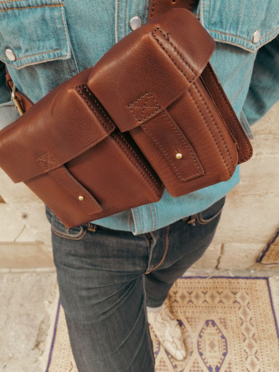 foto-vista-posteriore-borsa-a-tracolna-in-pelle-da-donna-marrone-lacartouchiere-brun-huile-paul-marius-m401-omb