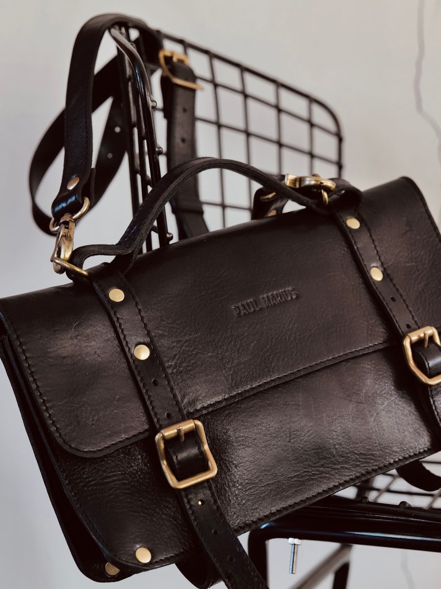 foto-vista-posteriore-borsa-a-tramoggia-in-pelle-donna-nera-lenveloppe-riedizione-nera-olio-paul-marius-m23-obl