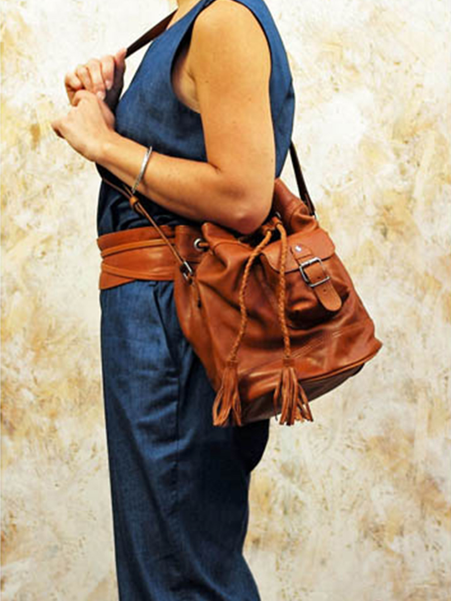 foto-portafoglio-borsa-a-secchiello-in-pelle-da-donna-rossa-leflâneur-rossa-olio-paul-marius-m303-or