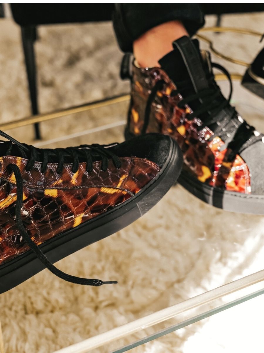 foto-portafoglio-sneaker-donna-in-pelle-marrone-pm001-caimano-ambra-verniciato-paul-marius-pm001-c-am-s36