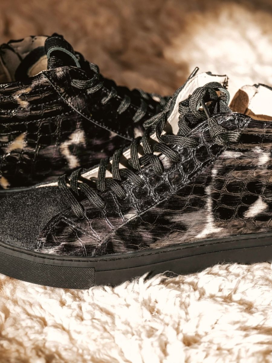 foto-vista-laterale-sneaker-donna-pelle-nera-pm001-caimano-nero-verniciato-paul-marius-pm001-c-b-s36