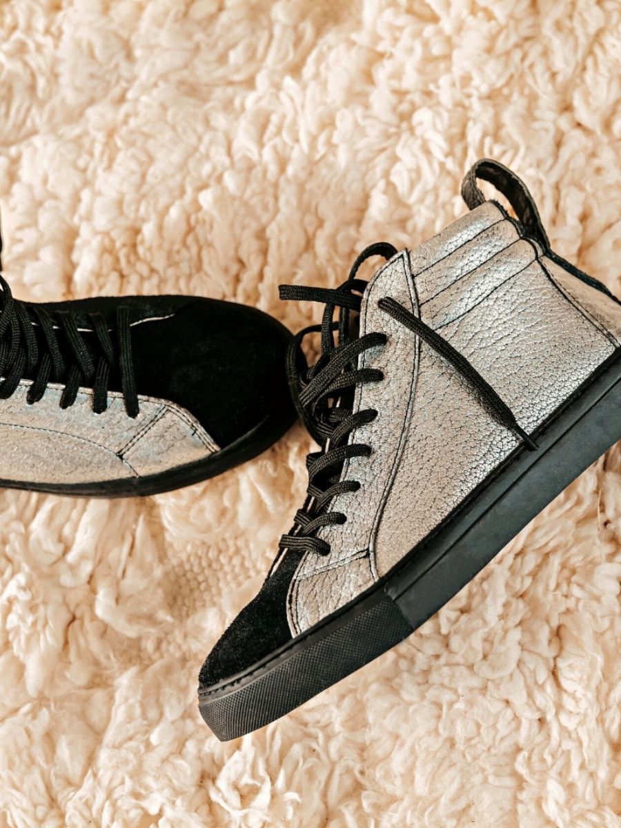 foto-vista-laterale-sneaker-donna-pelle-argento-nero-pm001-argento-nero-paul-marius-pm001-s-b-s36