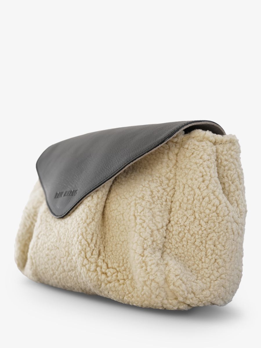 foto-vista-laterale-borsa-a-tramoggia-in-pelle-paulmarius-nero-suzon-m-himalaya-nero-olio-paul-marius-w25m-sh-w-obl