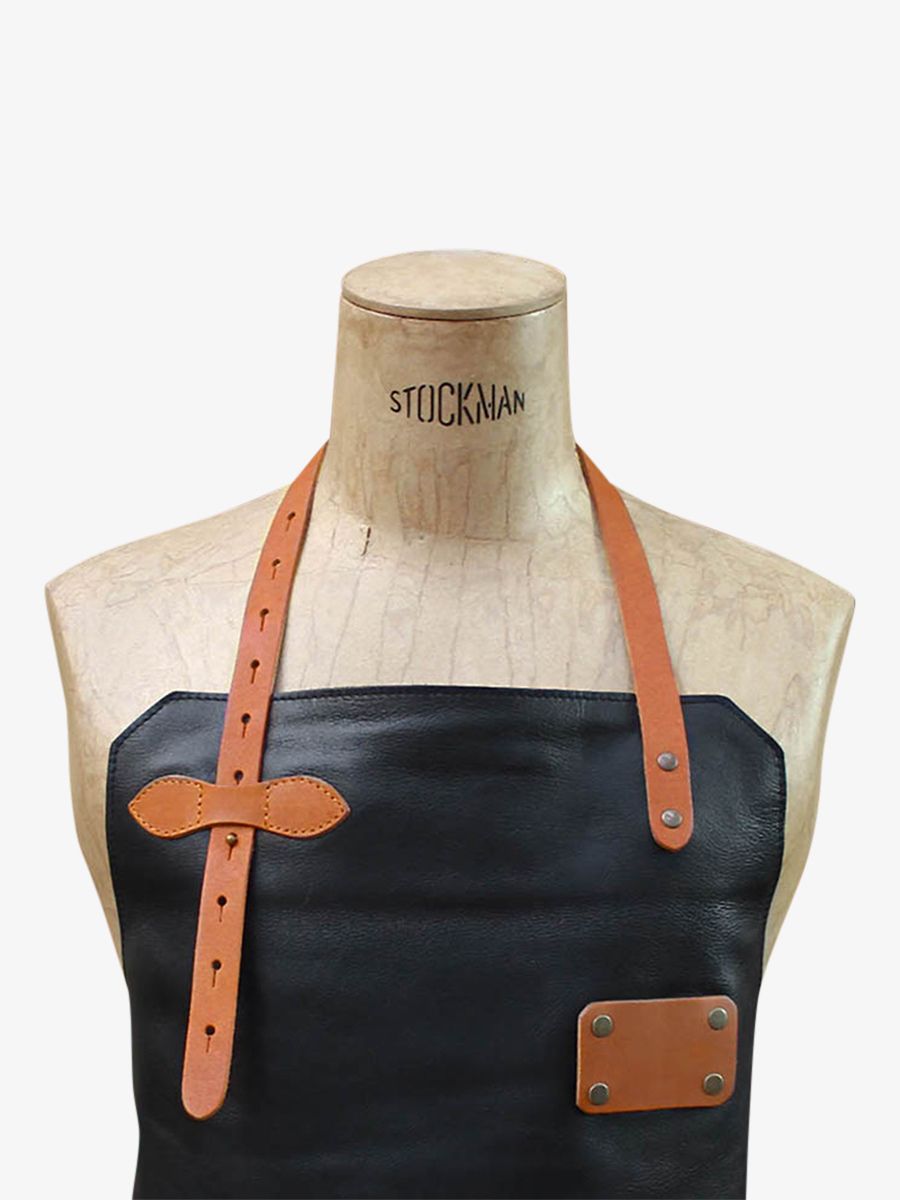 foto-vista-frontale-grembiule-in-pelle-da-giardinaggio-nero-letablier-in-pelle-nera-paul-marius-apron-leather-b