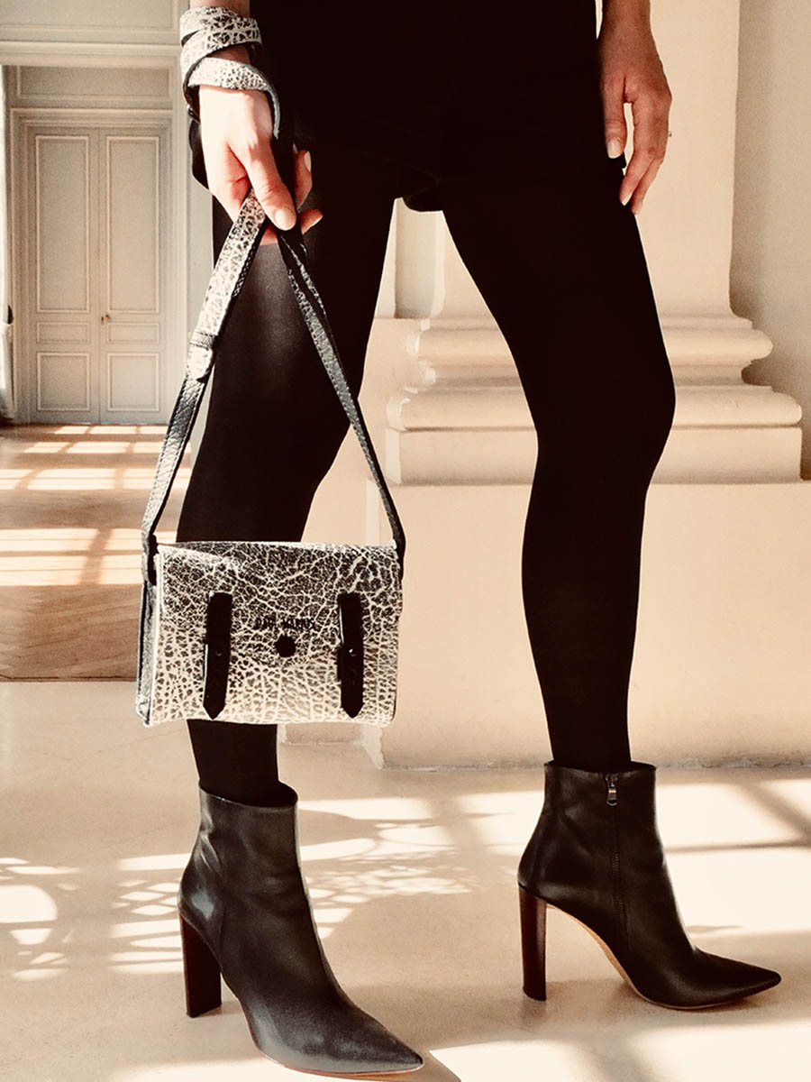 foto-portafoglio-borsa-a-tramoggia-in-pelle-donna-le-mini-indispensable-empreinte-paul-marius-w08s-b-w