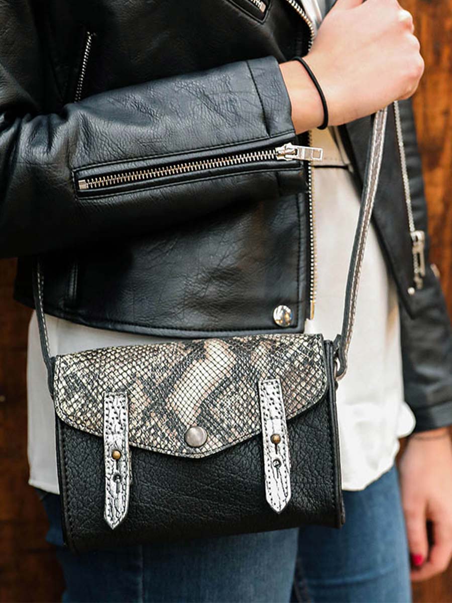 foto-portafoglio-borsa-a-tramoggia-in-pelle-da-donna-nero-le-mini-indispensable-python-nero-paul-marius-w08s-p-b