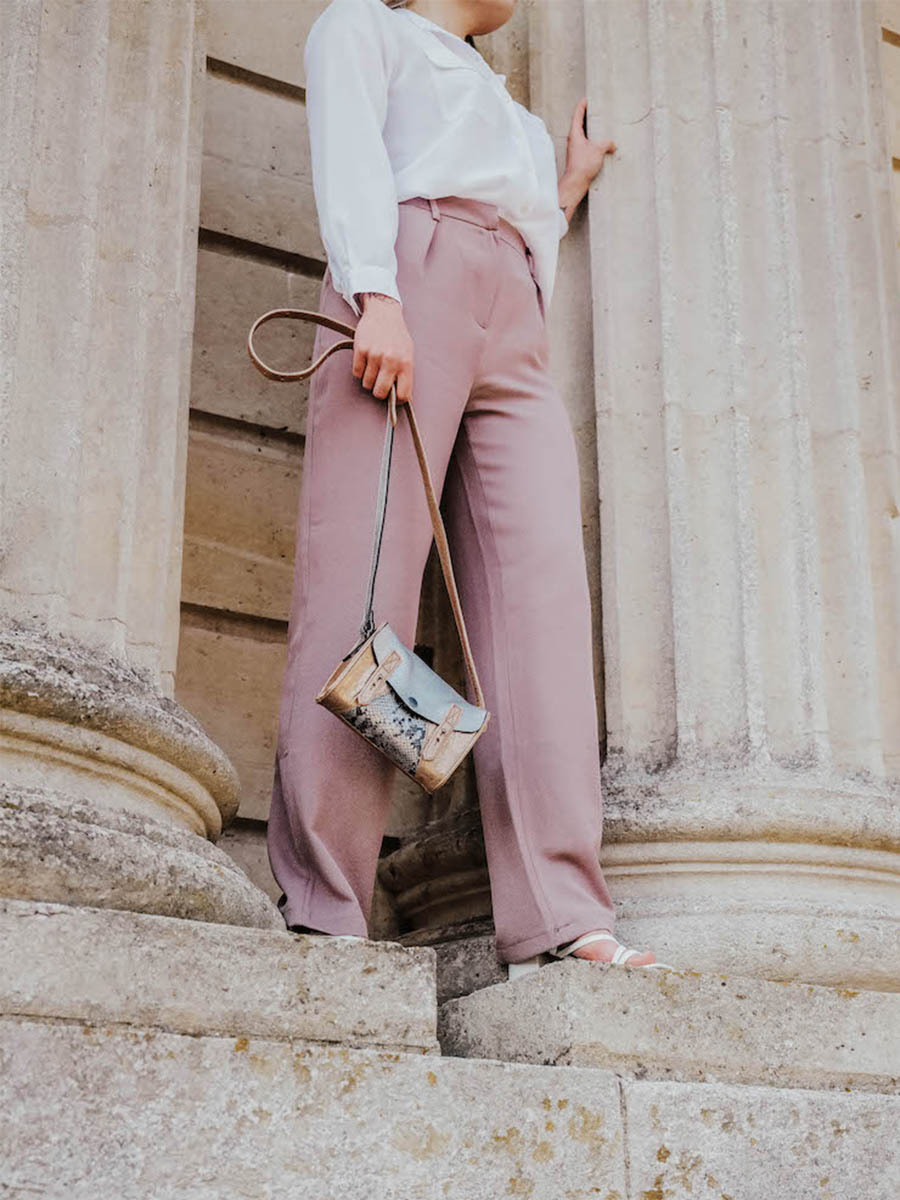 foto-indossata-borsa-a-tramoggia-in-pelle-da-donna-le-mini-indispensable-aphrodite-paul-marius-w08s-aph