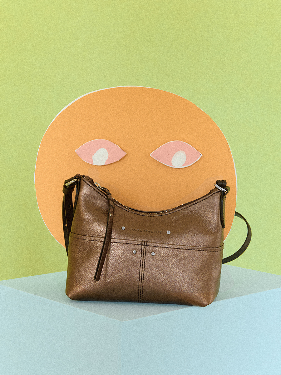 Foto lifestyle, piccola borsa a tracolla in pelle color rame, PAUL MARIUS LeLoustic Rame