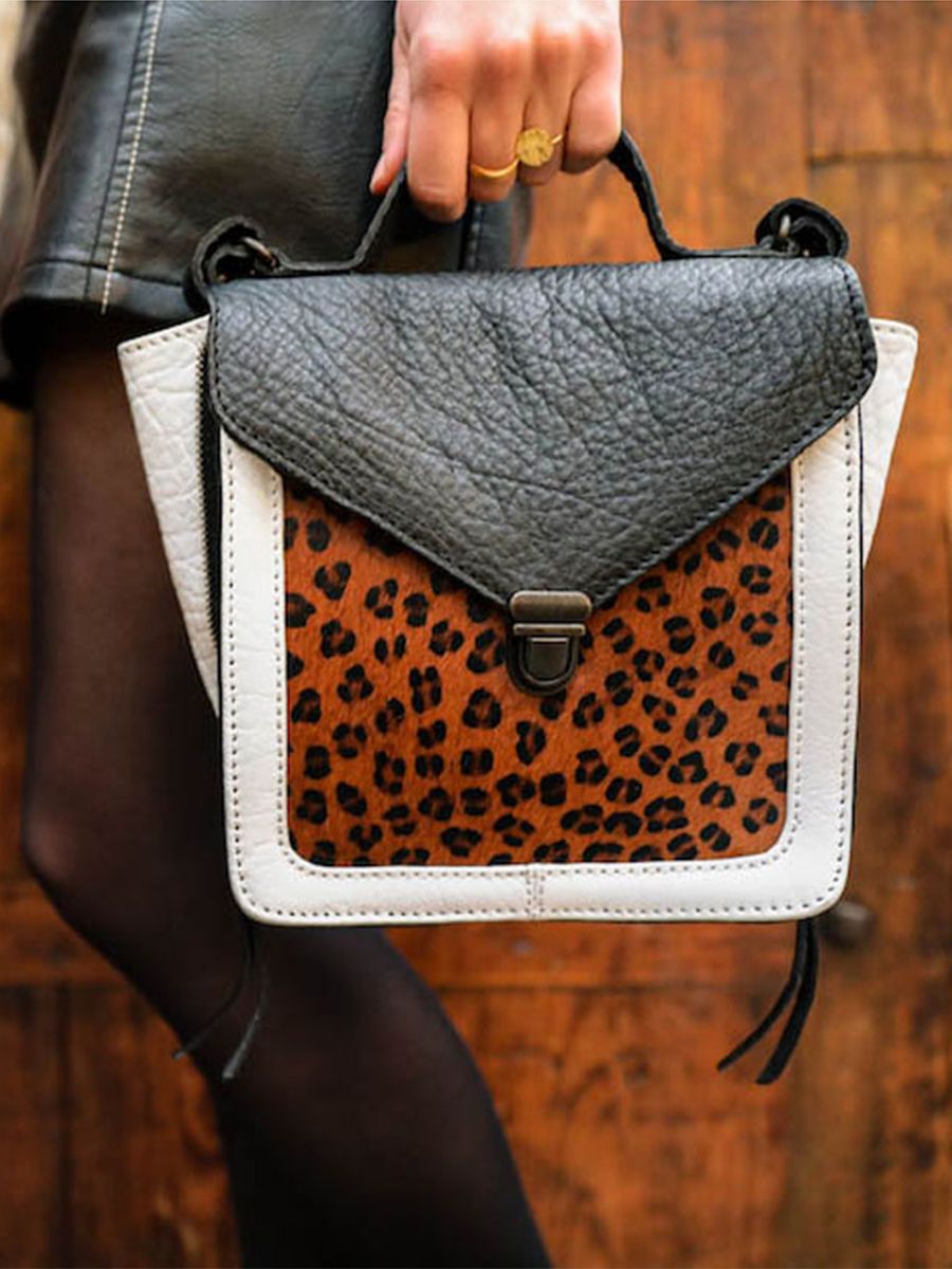 foto-indossata-piccola-borsa-a-tramontazione-in-pelle-da-donna-nera-bianca-mistinguette-leopardata-nera-bianca-paul-marius-w20-lp-b-w
