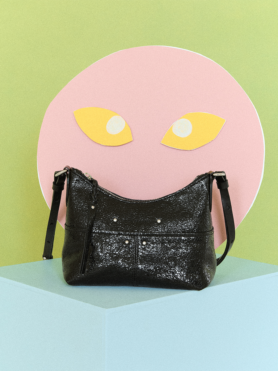 Foto lifestyle, piccola borsa a tracolla in pelle nera metallizzata, PAUL MARIUS LeLoustic Eclipse