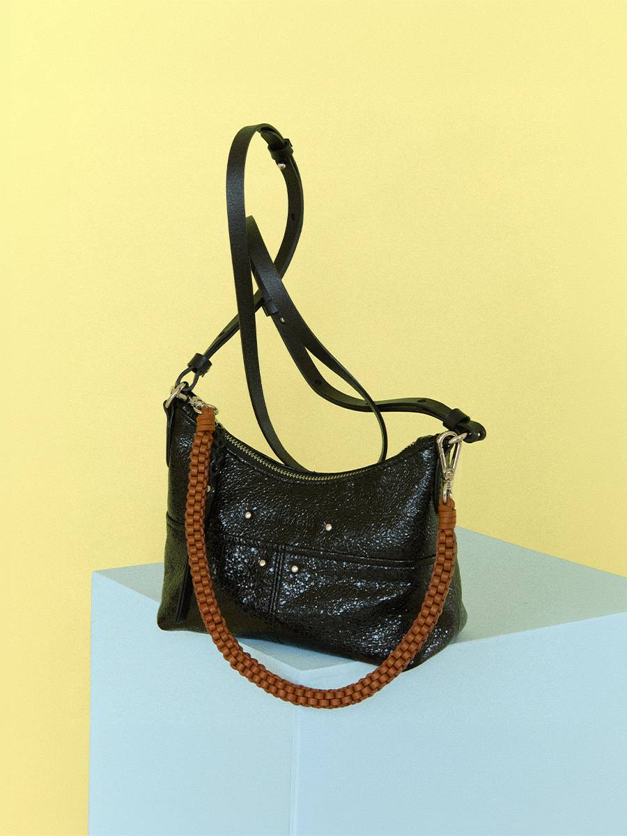 Foto dettaglio del materiale, piccola borsa a tracolla in pelle nera metallizzata, PAUL MARIUS LeLoustic Eclipse