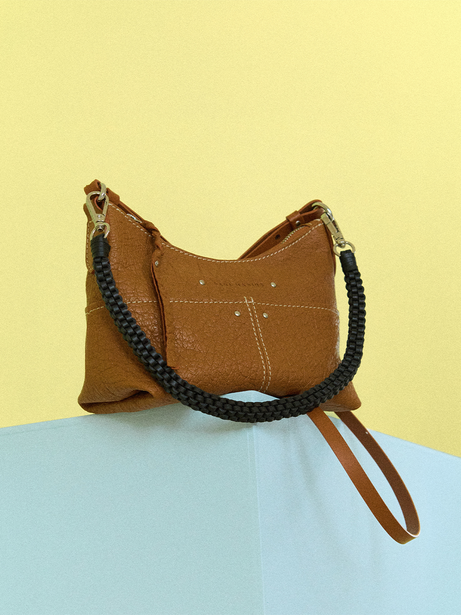 Foto dettaglio del materiale, piccola borsa a tracolla in pelle naturale, PAUL MARIUS LeLoustic Naturale