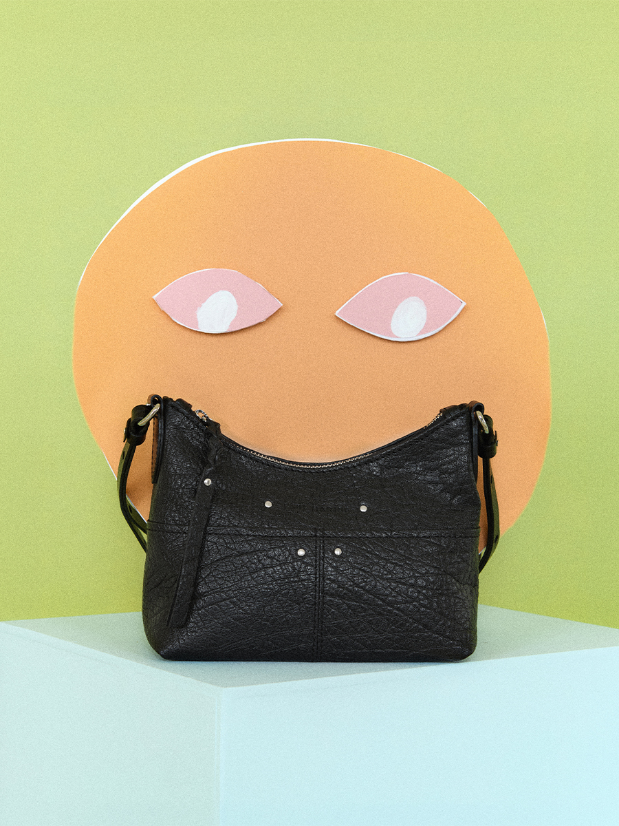 Foto lifestyle, piccola borsa a tracolla in pelle nera, PAUL MARIUS LeLoustic Nero