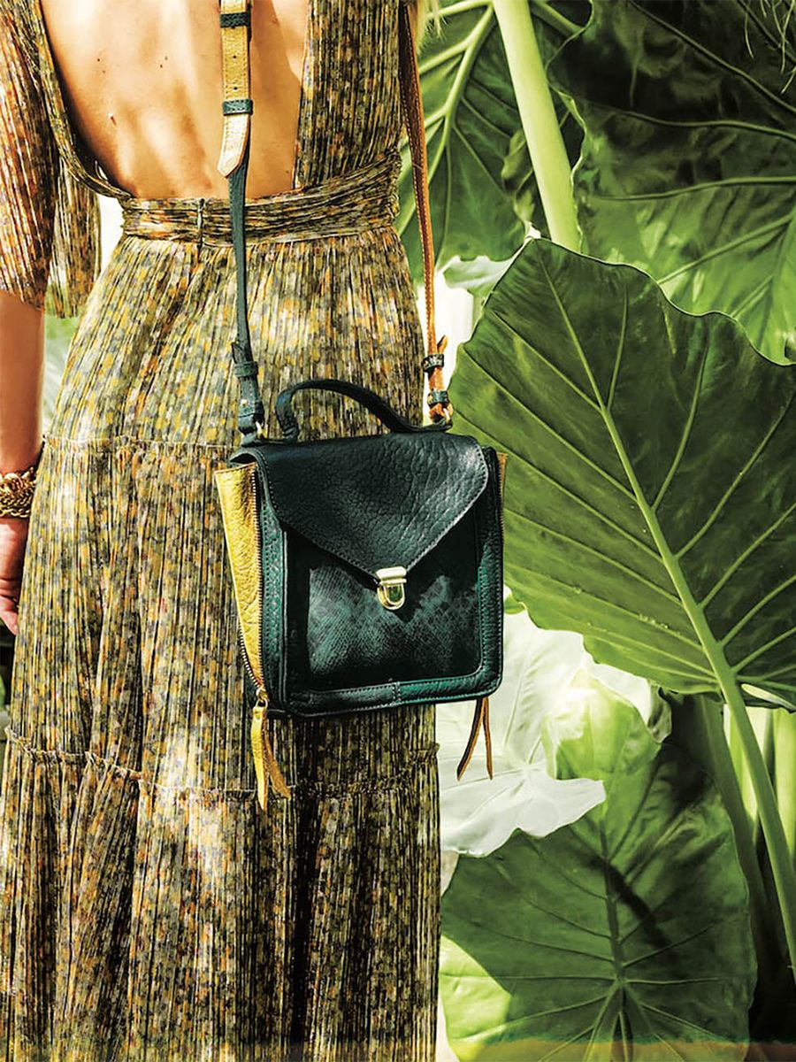 foto-indossata-piccola-borsa-a-tramoggia-in-pelle-da-donna-mistinguette-oasis-paul-marius-w20-oa