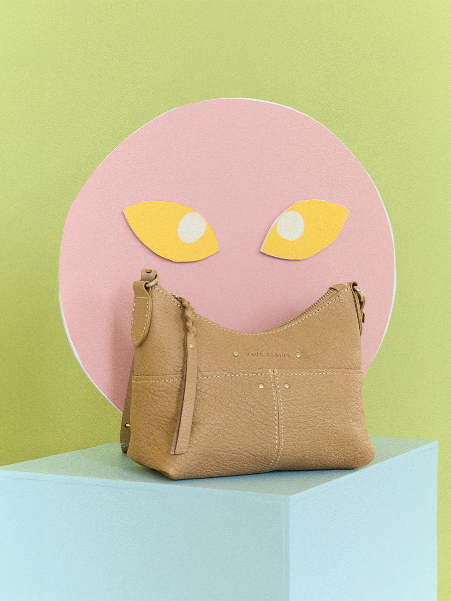 Foto lifestyle, piccola borsa a tracolla in pelle talpa, PAUL MARIUS LeLoustic Talpa
