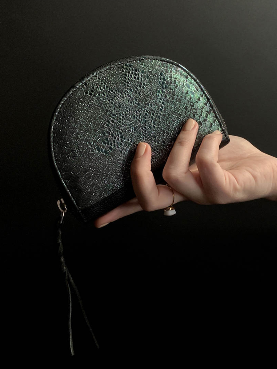 foto-portafoglio-in-mano-in-pelle-da-donna-blu-verde-leportefeuille-manon-boreal-paul-marius-m32-msp