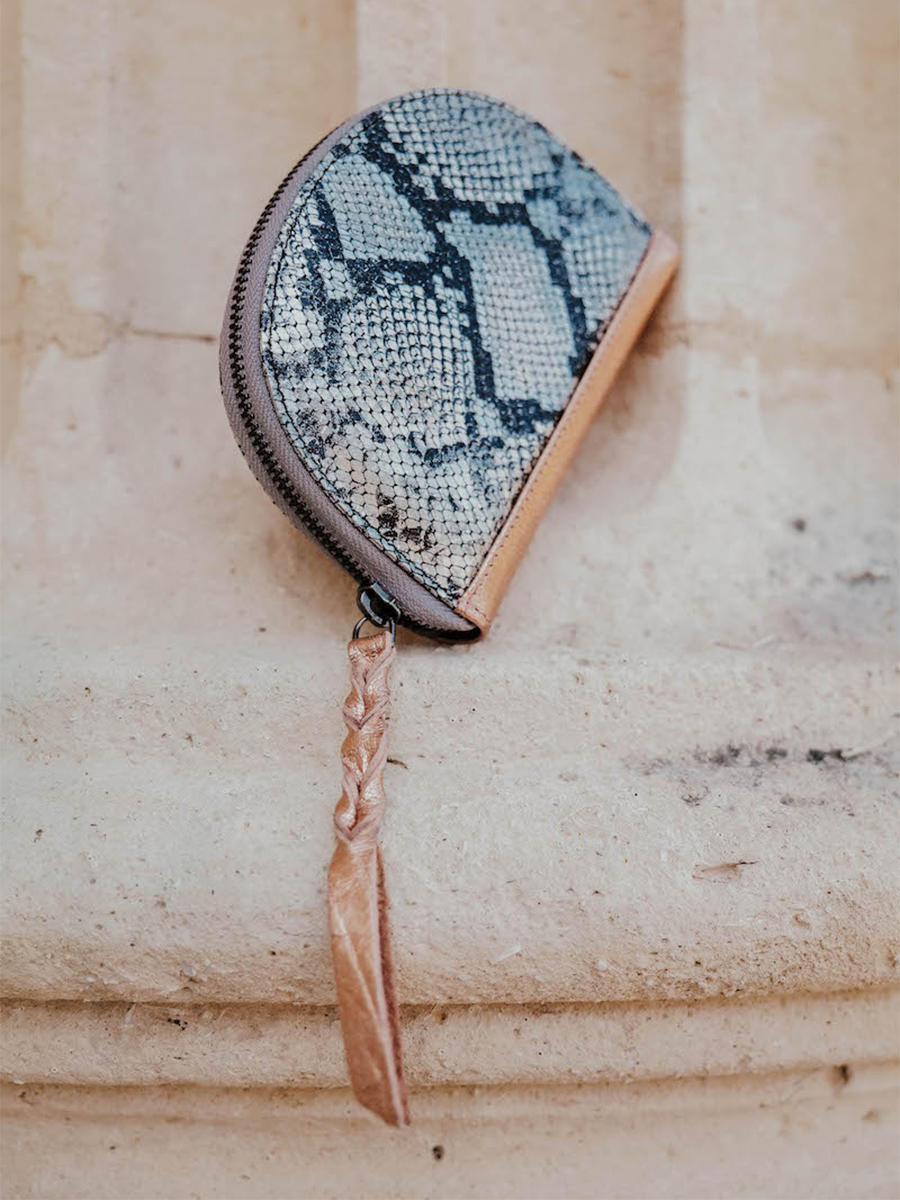 foto-portafoglio-in-mano-portafoglio-in-pelle-da-donna-leportefeuille-manon-aphrodite-paul-marius-m32-aph