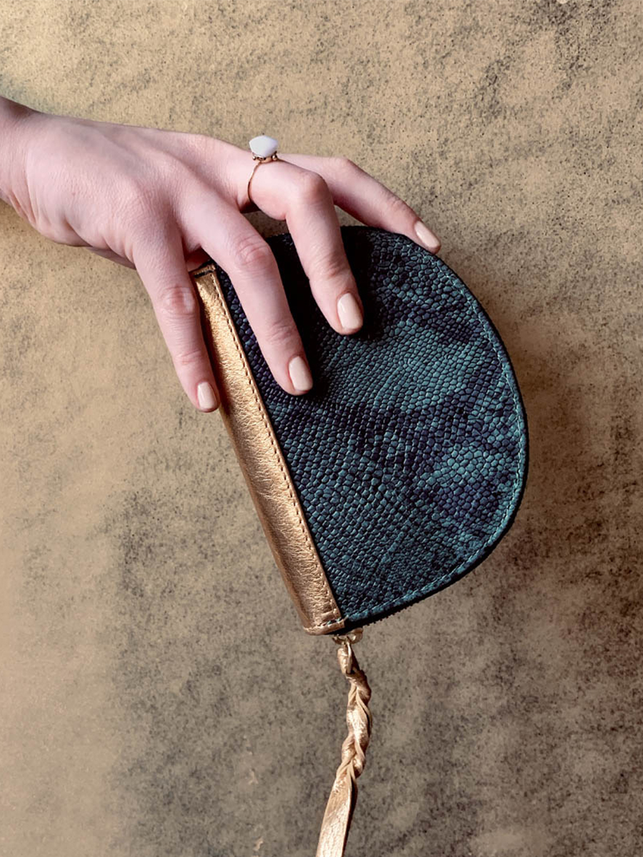 foto-portafoglio-in-mano-portafoglio-in-pelle-donna-verde-leportefeuille-manon-pitone-verde-foresta-paul-marius-m32-p-gf-g