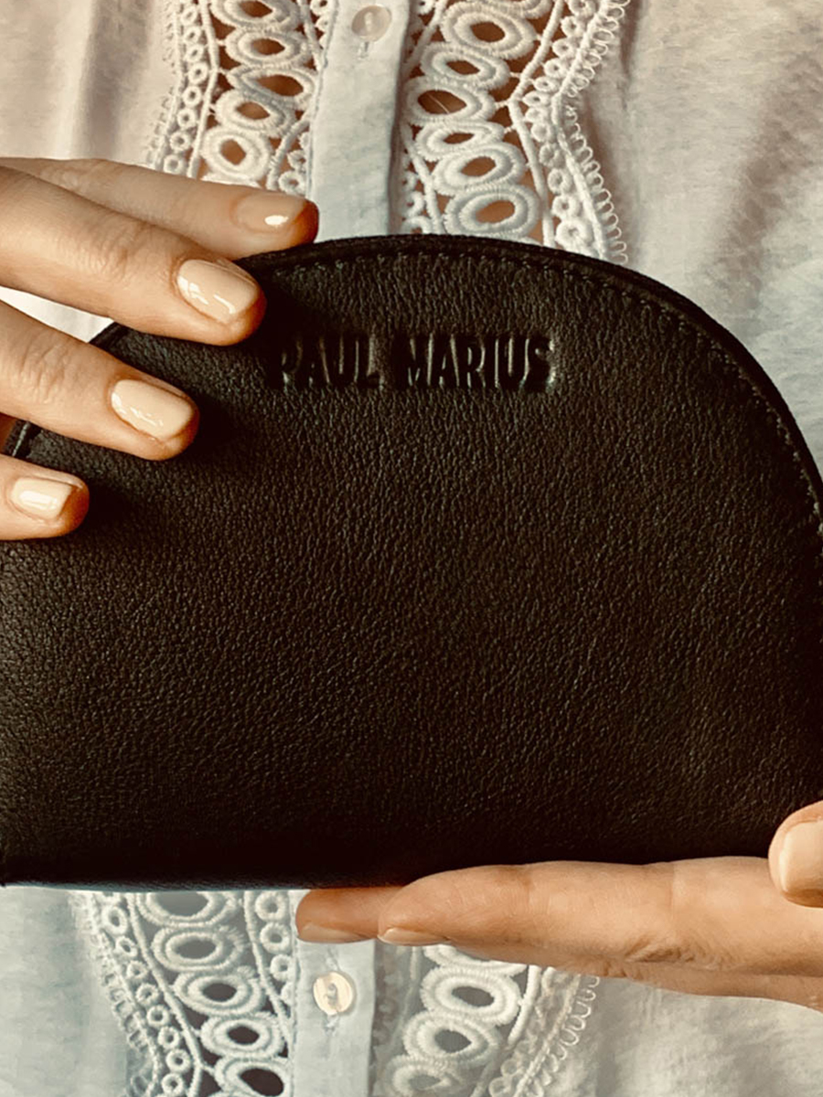 foto-portafoglio-in-mano-portafoglio-in-pelle-donna-nero-leportefeuille-manon-nero-paul-marius-m32-b