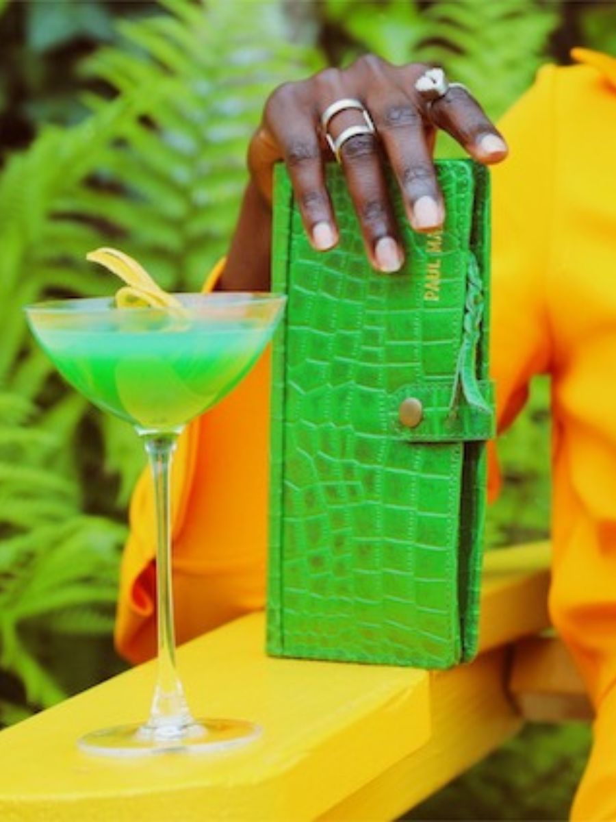 foto-portafoglio-in-mano-portafoglio-in-pelle-donna-verde-leportefeuille-charlotte-n2-alligator-cocktail-jade-paul-marius-m67-a-gr