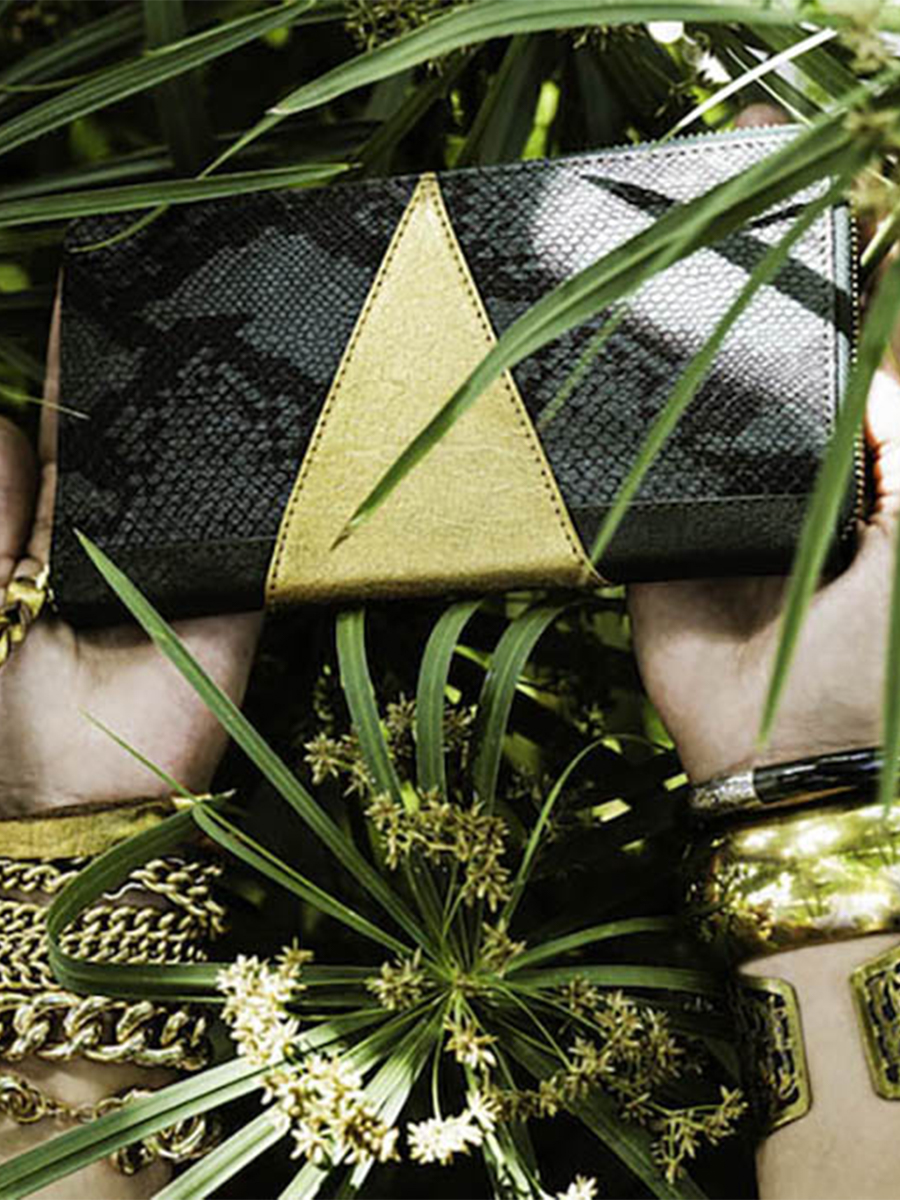 foto-portafoglio-in-mano-portafoglio-in-pelle-donna-leportefeuille-charlotte-oasis-paul-marius-m63-oa