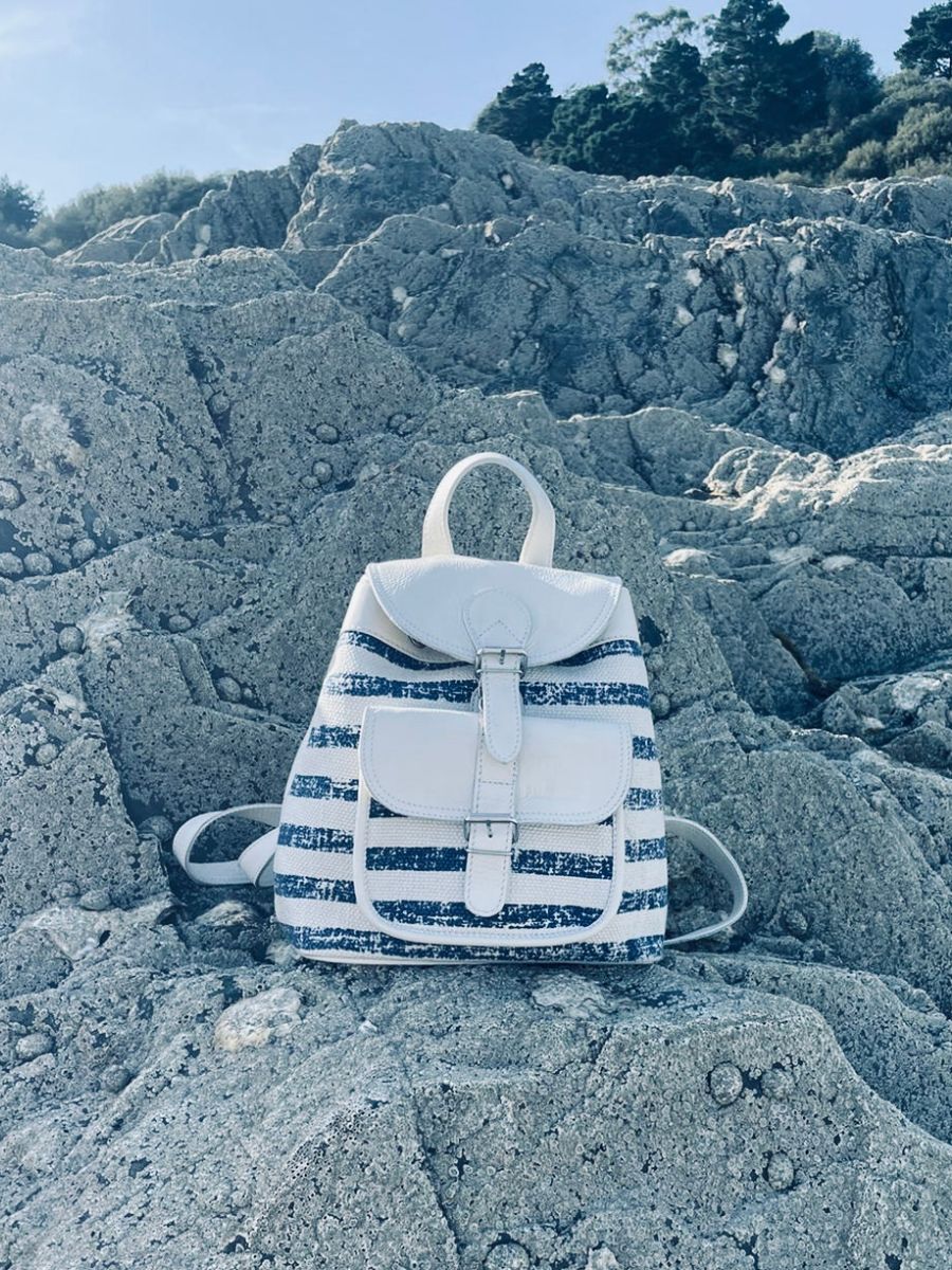 foto-portafoglio-zaino-in-pelle-donna-blu-bianco-lebaroudeur-côte-ouest-mariniere-paul-marius-m40-cnv-blu-w