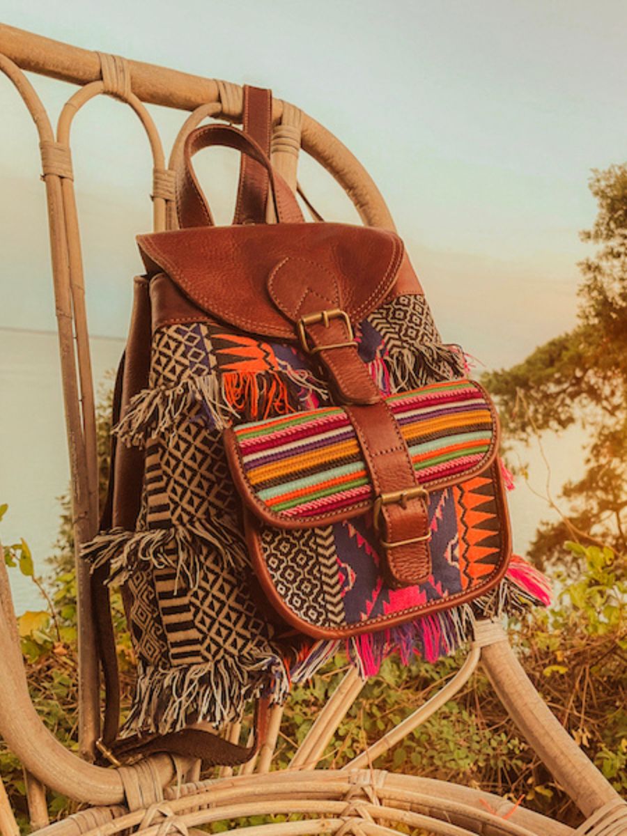 foto-portafoglio-zaino-in-pelle-donna-blu-bianco-lebaroudeur-horizon-paul-marius-m40-hor