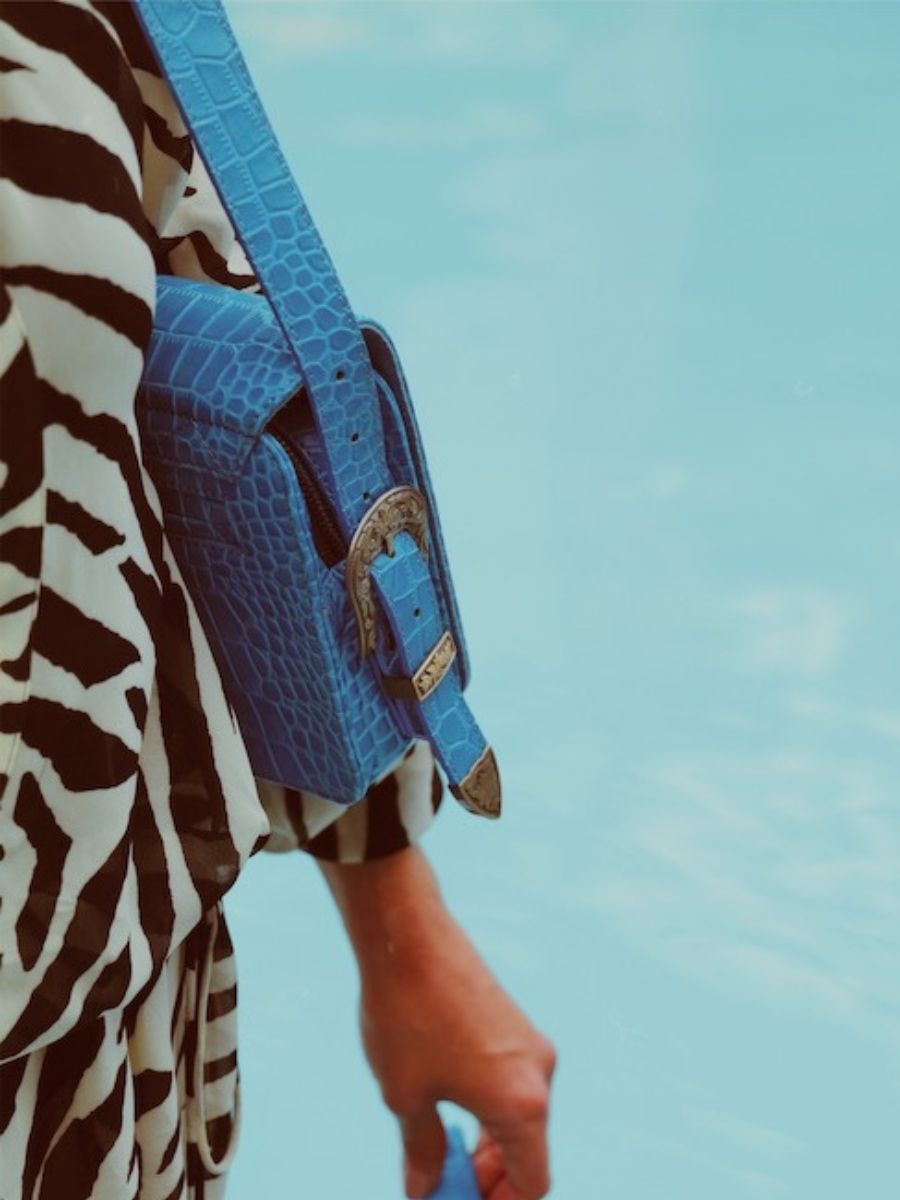 foto-materiale-borsa-a-tramoggia-in-pelle-donna-blu-lebaguette-alligator-cocktail-topaze-paul-marius-w29-a-blu