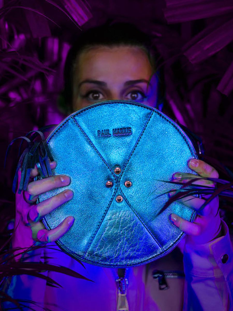 foto-portafoglio-borsa-a-tramoggia-in-pelle-rotonda-da-donna-blu-monprecieux-scarabee-paul-marius-w18-p-blu