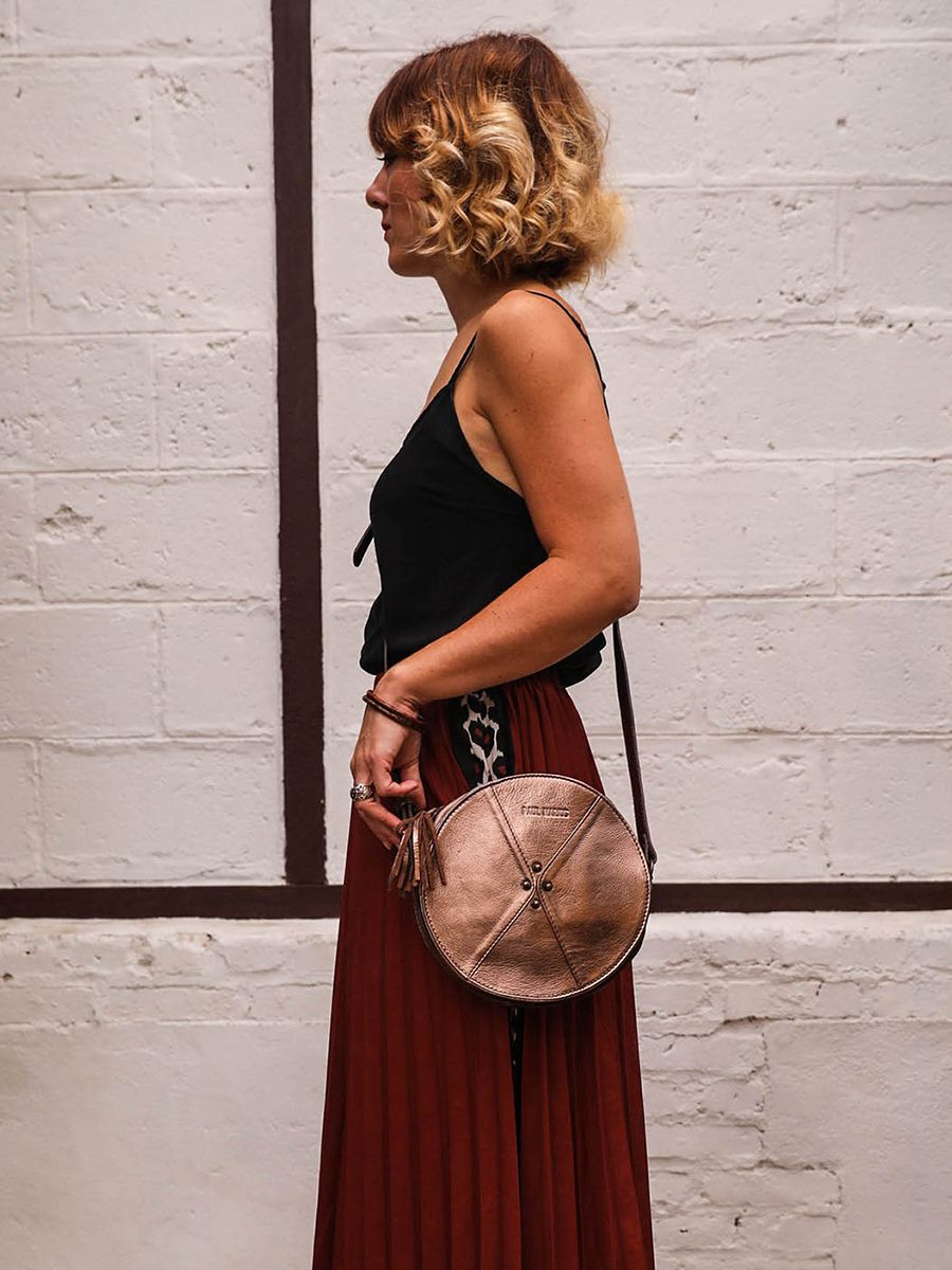 foto-portafoglio-borsa-a-tramoggia-in-pelle-rotonda-donna-rame-monprecieux-rame-paul-marius-w18-c