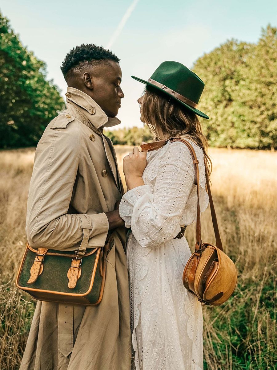 foto-vista-frontale-borsa-a-tramonta-in-pelle-da-donna-marrone-pampa-paul-marius-lebohemien