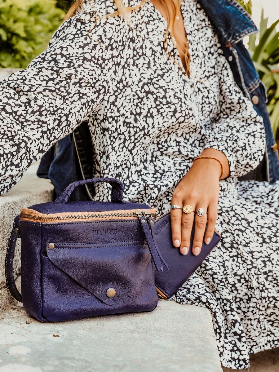 foto-portafoglio-borsa-a-tramoggia-in-pelle-donna-blu-legavroche-riedizione-blu-egiziano-paul-marius-w26-egb