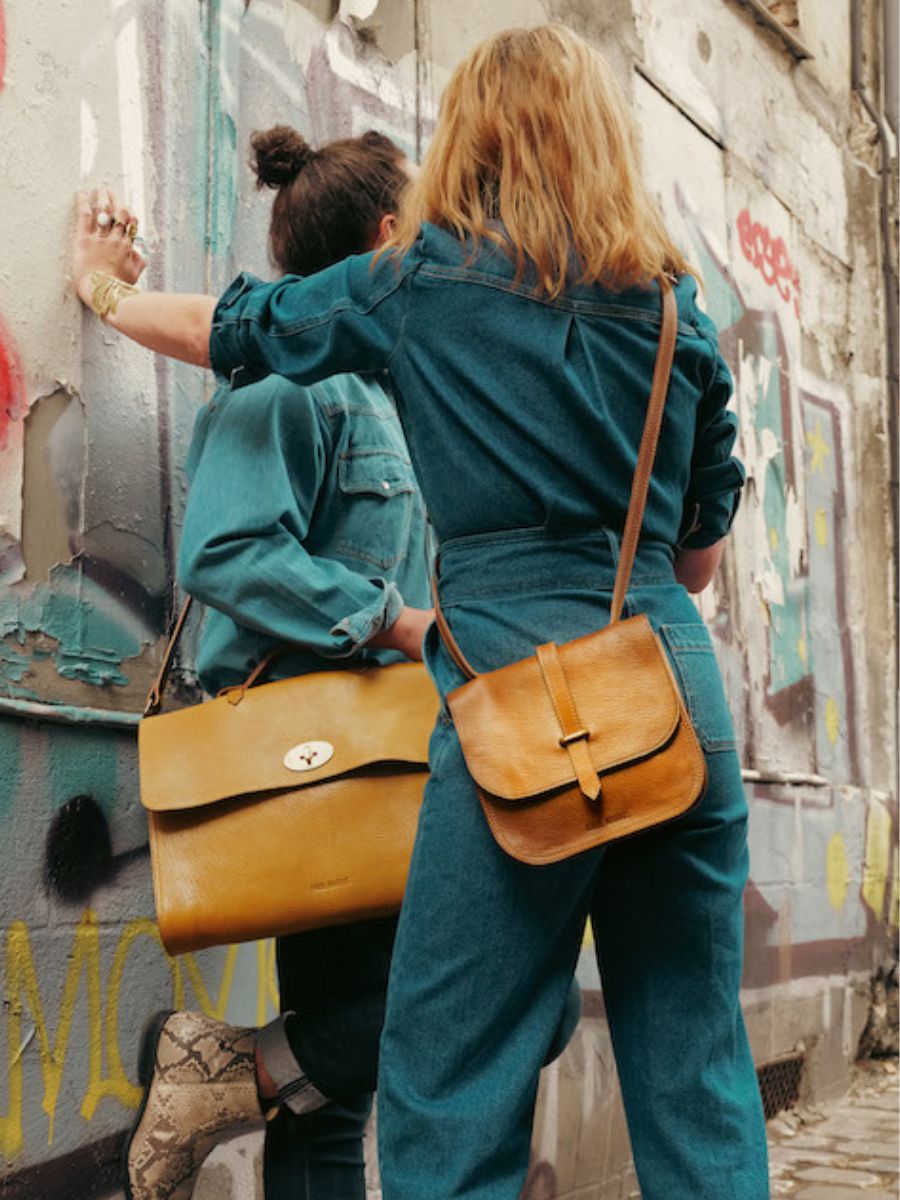 foto-vista-posteriore-borsa-a-tramoggia-in-pelle-da-donna-marrone-lagibeciere-miel-huile-paul-marius-m24-ody