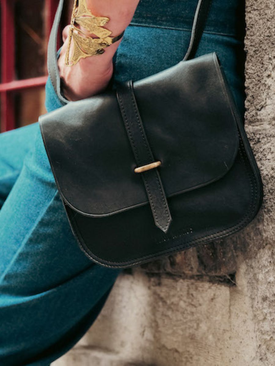 foto-portafoglio-borsa-a-tramoggia-in-pelle-donna-nera-lagibeciere-nera-olio-paul-marius-m24-obl