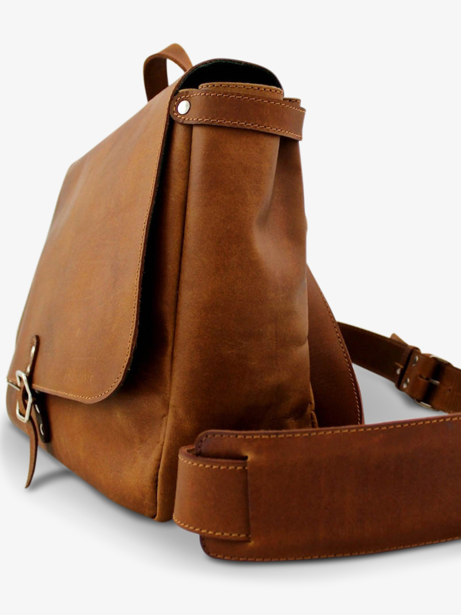 foto-vista-laterale-portadocumenti-in-pelle-retrò-vintage-marrone-lepostier-m-naturale-paul-marius-m07s14-l