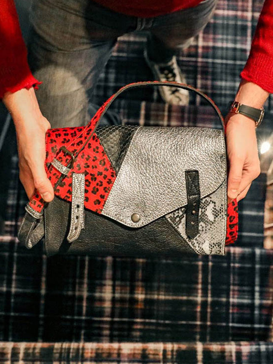 foto-materiale-borsa-a-tramonta-in-pelle-da-donna-argento-nero-rosso-lindispensable-chimere-argento-nero-rosso-paul-marius-w08-s-b-r
