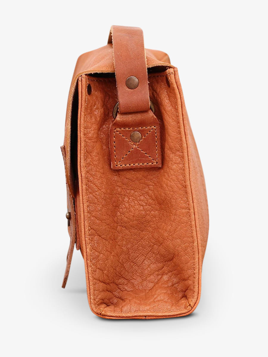 foto-vista-laterale-borsa-a-tramonto-in-pelle-da-donna-beige-lindispensable-sable-paul-marius-w08-n