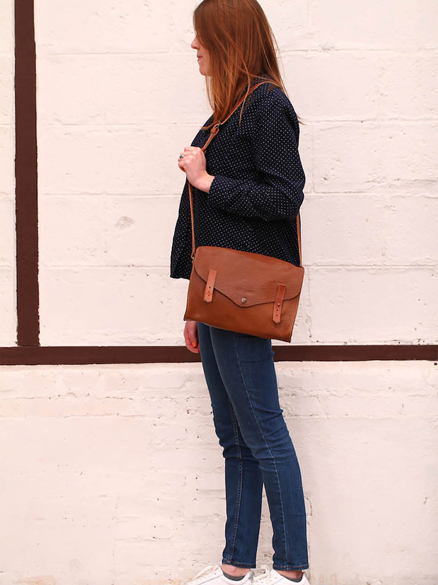 foto-indossata-borsa-a-tramonto-in-pelle-donna-marrone-lindispensable-naturel-paul-marius-w08-l