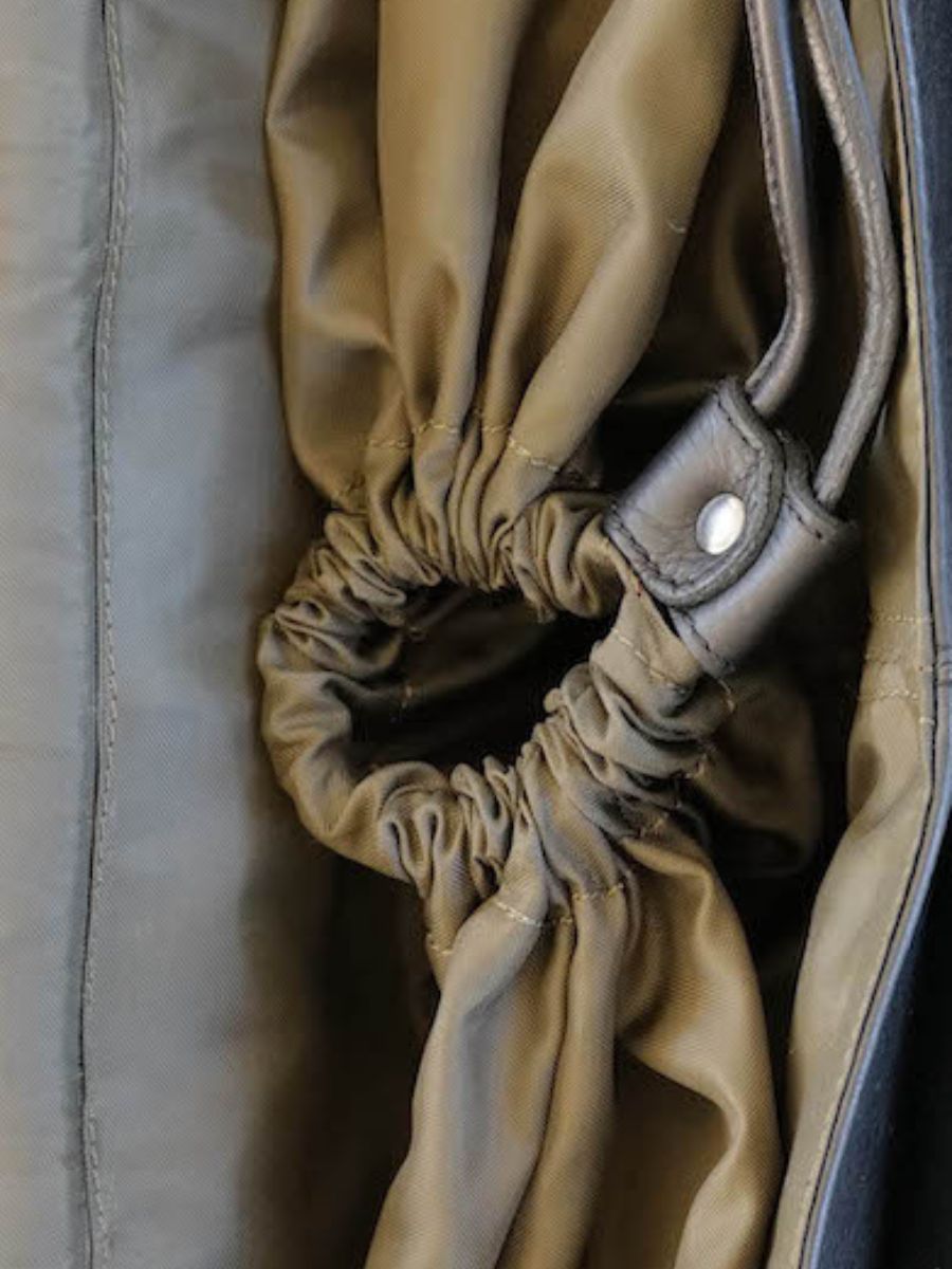 foto-materiale-borsa-moto-in-pelle-nera-lenomade-m-nera-olio-paul-marius-m100m-obl