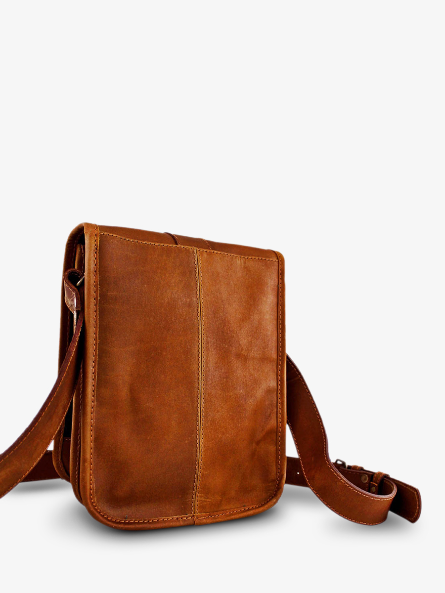 foto-vista-posteriore-borsa-da-uomo-in-pelle-marrone-lepoinçonneur-naturale-paul-marius-m20-l